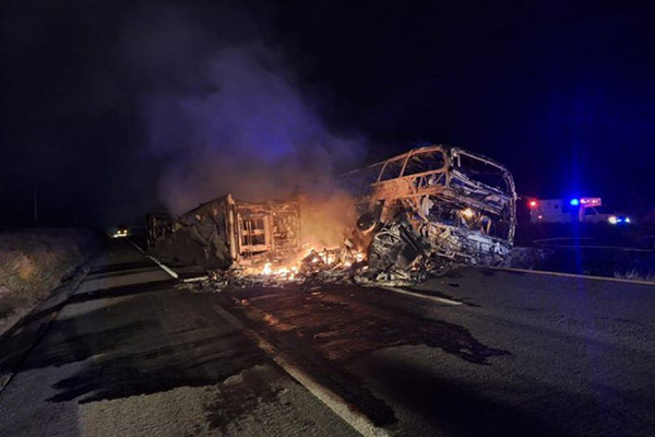 Al menos 22 muertos tras choque de un autobús con un tráiler en Culiacán