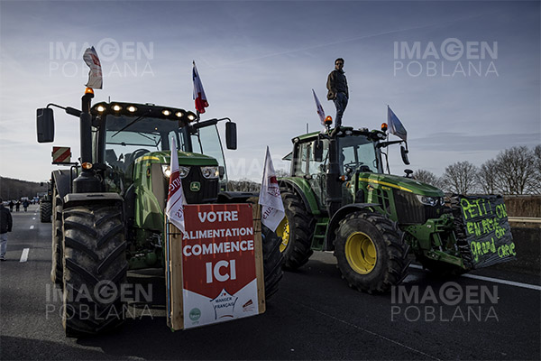 Continúan las protestas de agricultores en Francia a la espera de una decisión de la UE