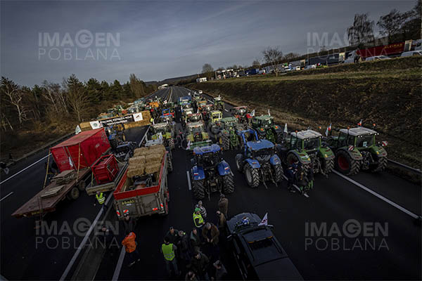 Agricultores levantan bloqueo de carreteras en Francia