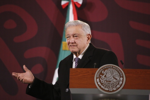 AMLO anuncia su última aparición en el Zócalo y presenta su nuevo libro "¡Gracias!"