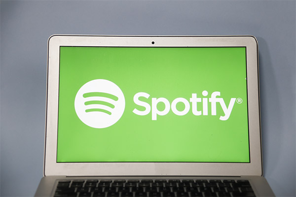 Spotify reporta crecimiento aún con despidos y aumento de precios