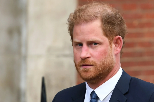 Fugaz visita del príncipe Harry a Reino Unido evidencia tensiones en la familia real