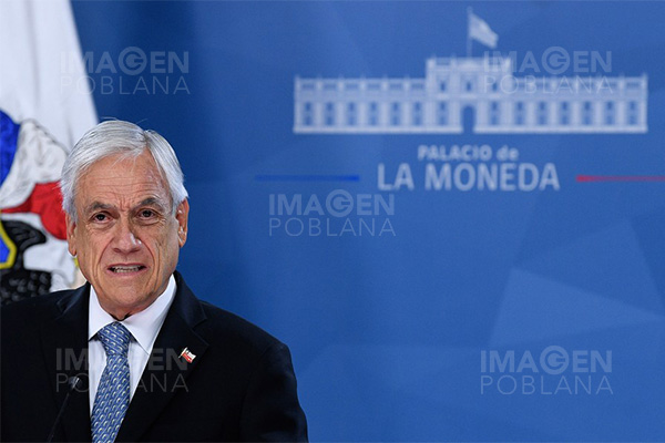 Presidente de Chile recibe con honores los restos de Sebastián Piñera en el aeropuerto
