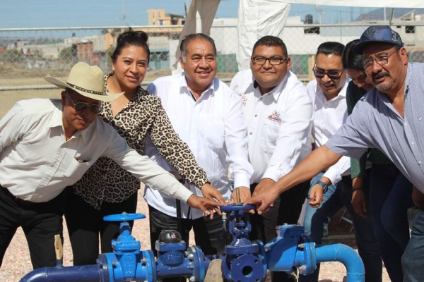 Mario de la Rosa entrega pozo en Tepalcayuca
