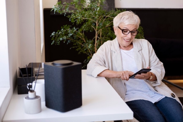 Cinco dispositivos inteligentes que todo abuelito debería tener en casa