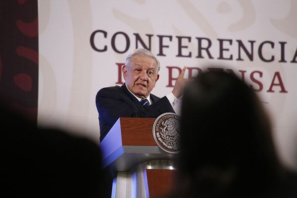 AMLO responde a ataques que lo califican como "narco presidente"; dice que son bots