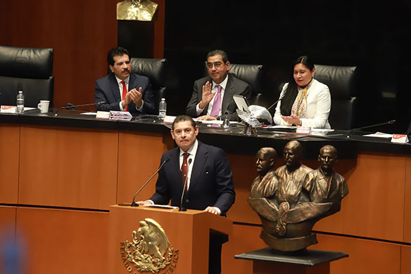 Inscriben en letras doradas a los tres Juanes en el Senado de la República