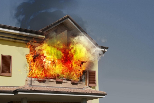 Cargador defectuoso provoca mortal incendio en una residencia de ancianos