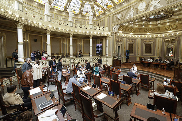 Empieza la desbandada: Congreso aprueba licencias de Enrique Rivera y Toño López