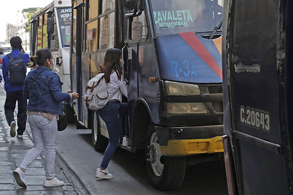 Tarifa preferencial, un derecho ignorado por choferes del transporte público