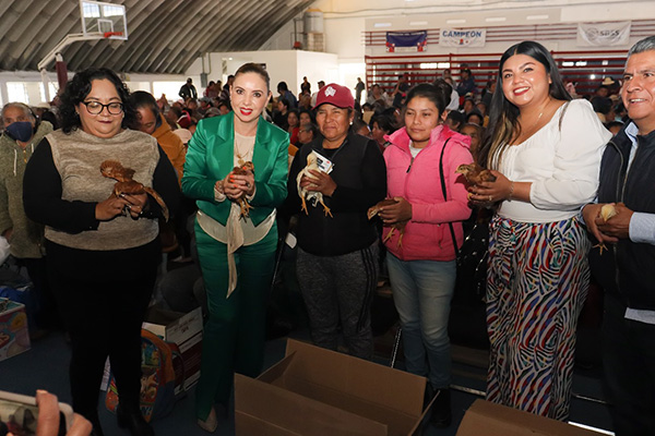Encabeza Paola Angon segunda entrega del Programa “Va por el Campo Cholulteca 2024”