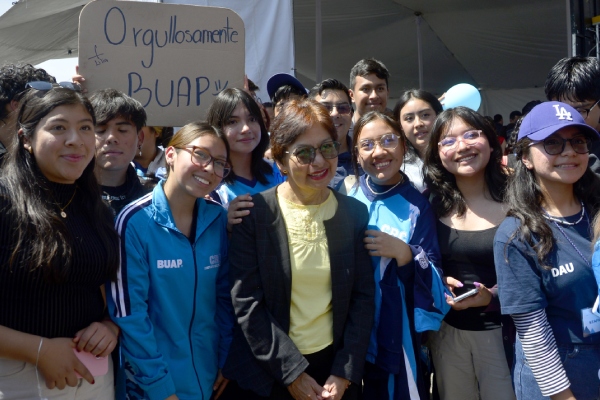 Lilia Cedillo constata logros académicos del Complejo Regional Centro