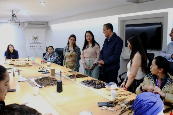 Lleva a cabo voluntariado del Congreso taller de capacitación para la creación de cortinas oncológicas