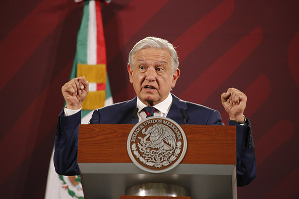 AMLO vuelve a proyectar carta de corresponsal de NYT, pero tapa número telefónico