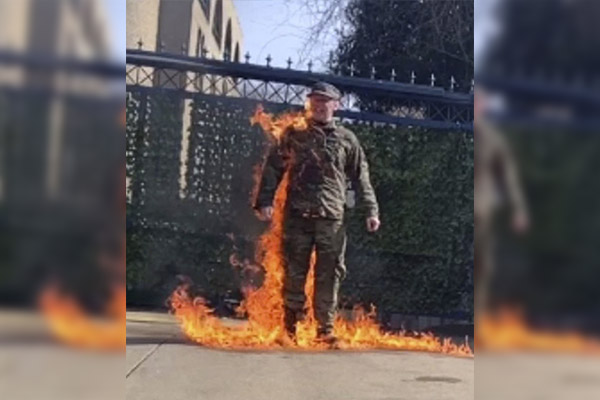 Soldado estadounidense se prende fuego en protesta contra operación israelí