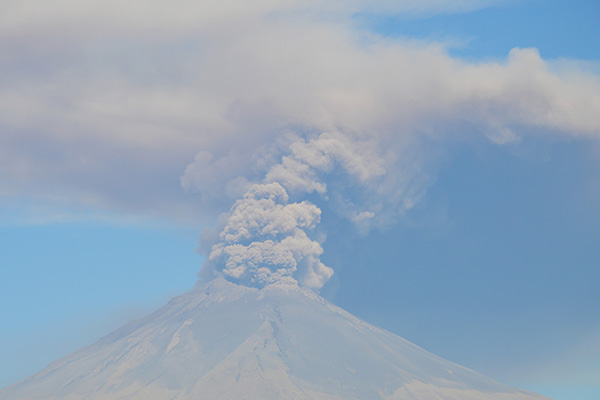 Suspenden vuelos en aeropuerto Hermanos Serdán por ceniza del Popocatépetl
