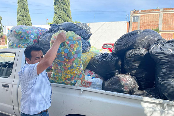 Voluntariado del Congreso dona una tonelada de tapitas para apoyar a niños con cáncer