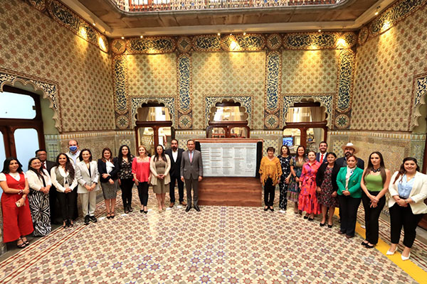 Develan en el Congreso placa conmemorativa a las Mujeres Legisladoras de Puebla