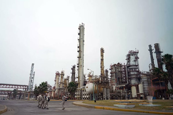 Clausuran refinería de Pemex en Cadereyta por negar inspección ambiental