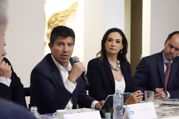 Lalo Rivera participa en foro con expertos en materia de economía