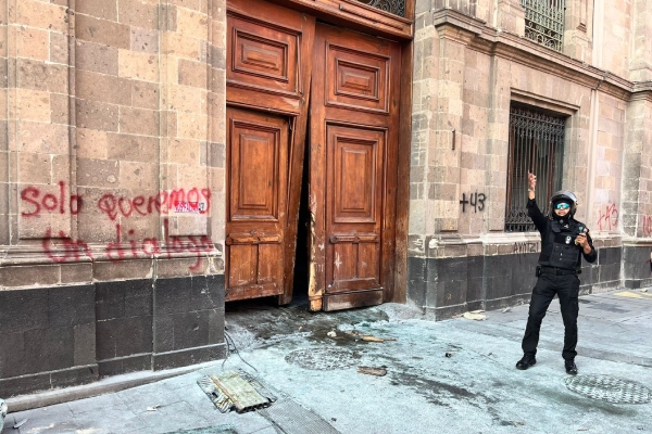 La millonada que costará reparar el portón de Palacio Nacional tras actos de vandalismo