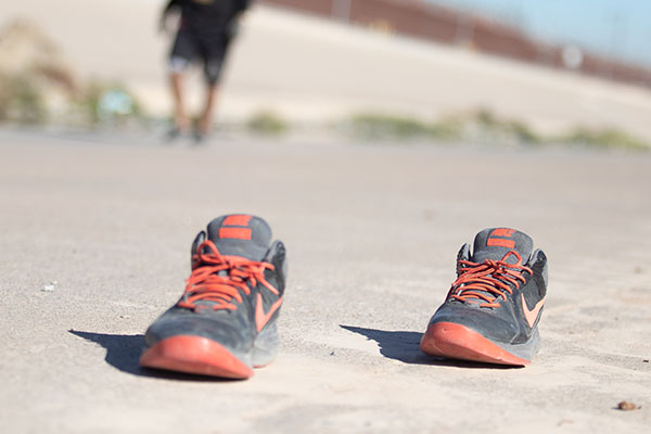 Niños abandonados por "polleros" en frontera con EU, una problemática global