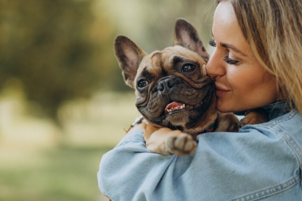 ¿Dejarte lamer la cara por tu perro afecta la salud? Expertos opinan