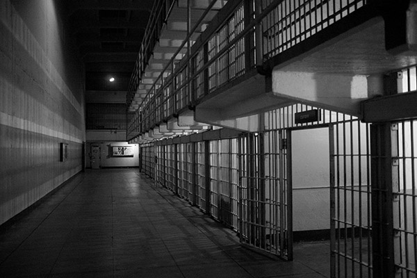 Se fuga de prisión policía implicado en muerte de normalista
