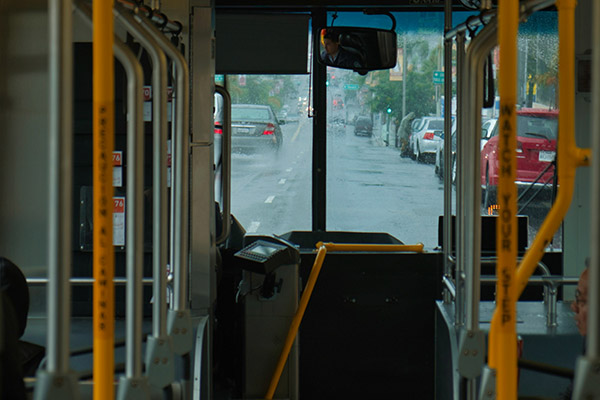 Sujeto toma a 18 personas como rehenes dentro de un autobús