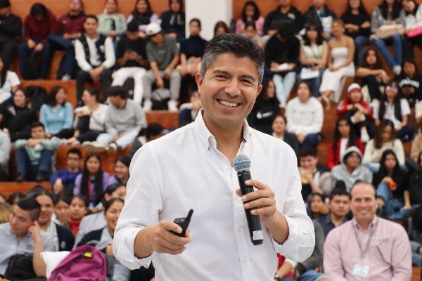 Universitarios de Teziutlán platican con Lalo Rivera