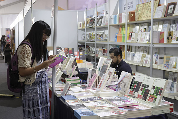Poesía, novela y nuevos autores, lo más buscado por los asistentes a la FENALI