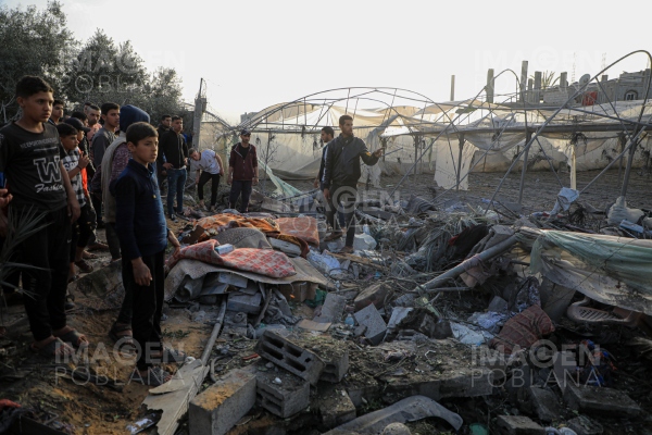 La Media Luna Roja Palestina entrega 10 camiones cargados de alimentos a Gaza