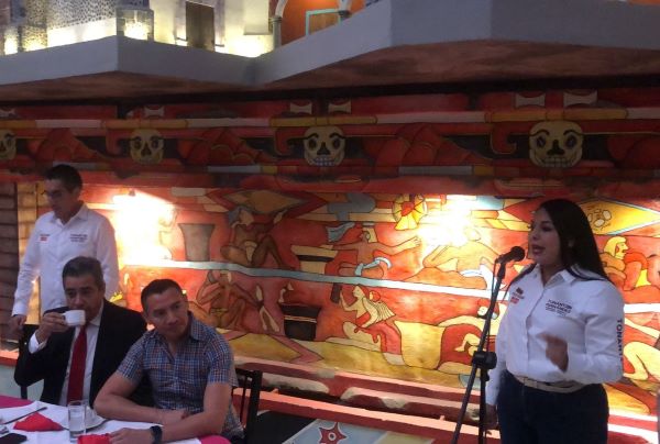 La candidata Tonantzin Fernández hace un compromiso con empresarios