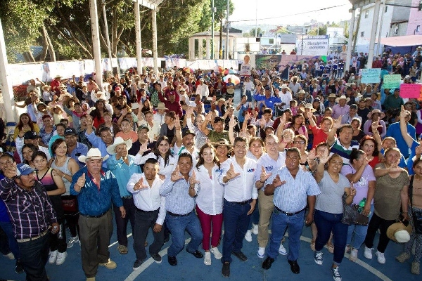 Más calles para Azumiatla, prometen Lalo Rivera y Mario Riestra