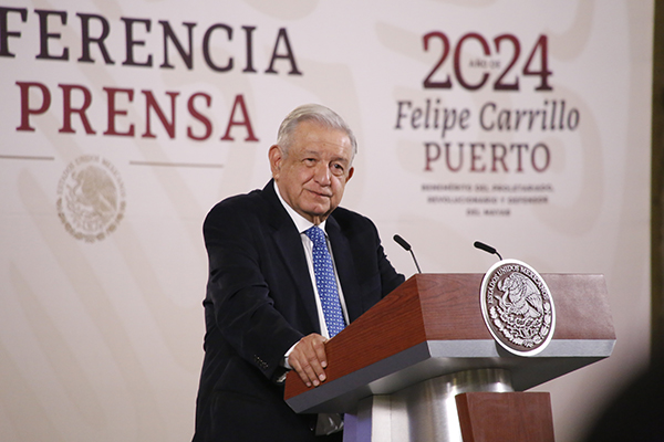 Aprobación de López Obrador sube a 58% a dos meses de elecciones