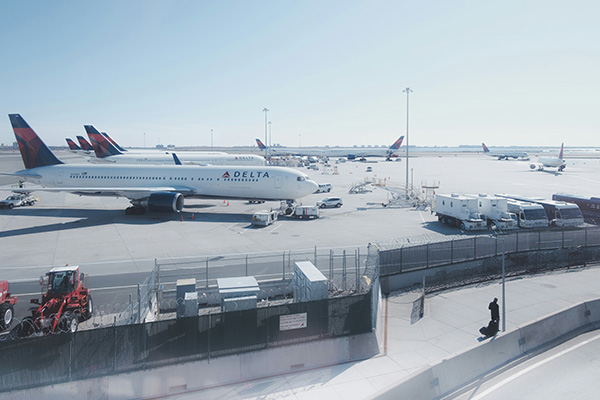 Aeropuertos JFK y Newark paralizan actividades para evaluar consecuencias del sismo