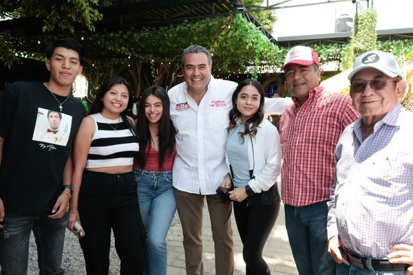 Victor Galeazzi y Ray Cuautli recorren la avenida Orión Sur en la Reserva Territorial Atlixcáyotl