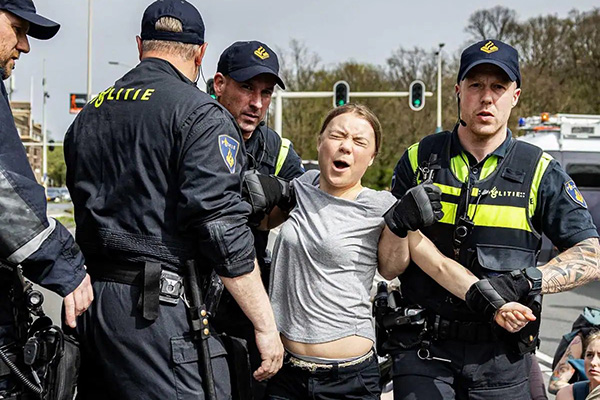 La policía holandesa detiene a Greta Thunberg durante una manifestación en La Haya