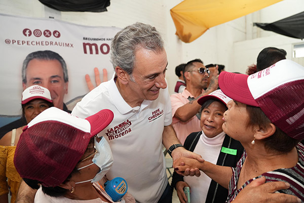 Pepe Chedraui escucha peticiones durante reunión con líderes de colonias