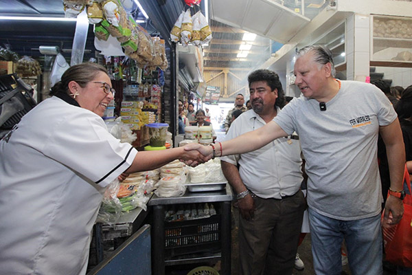 Fernando Morales conversa con microempresarios del mercado Zapata