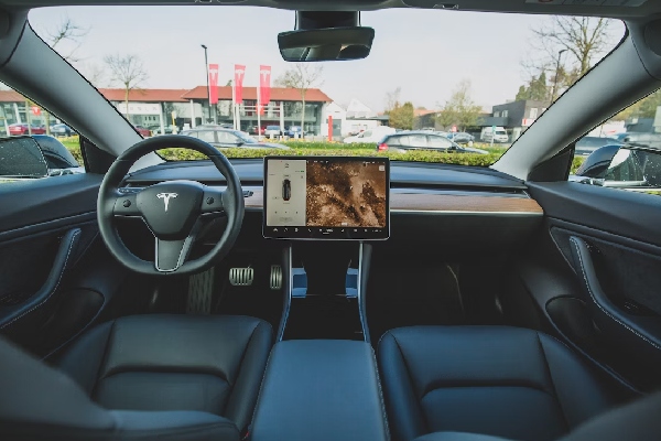 Acciones de Tesla se desploman tras anuncio de despidos al 10 % de sus empleados