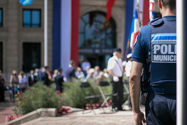 Al menos dos menores heridos en ataque frente a una escuela en Francia