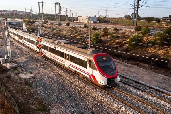 Choque de tren con autobús deja 5 muertos y 15 heridos en Indonesia