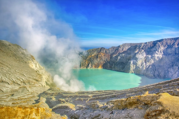 Buscaba tomarse fotos y encontró la muerte: turista cae al cráter del volcán Ijen