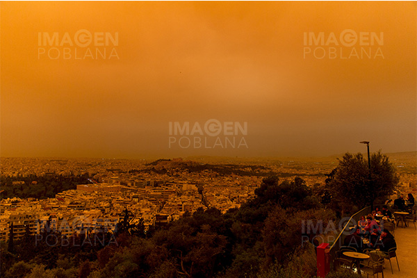 ¡Cielo naranja! Así se ve Atenas por la concentración de polvo del Sáhara