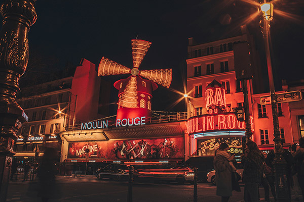Colapsan las aspas del icónico cabaret parisino Moulin Rouge