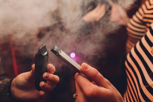 Consumo de alcohol y cigarros electrónicos se dispara entre los jóvenes, alerta OMS