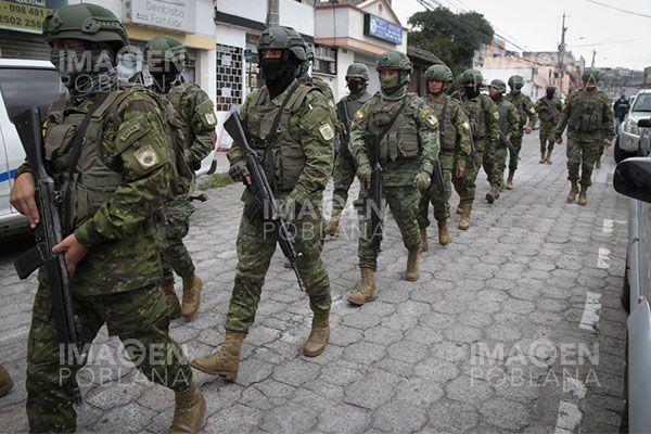 Militares hallan armas, municiones y explosivos en peligrosa cárcel de Ecuador