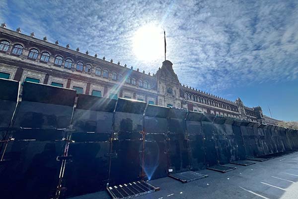 AMLO justifica blindaje de Palacio Nacional por manifestación de padres de Ayotzinapa