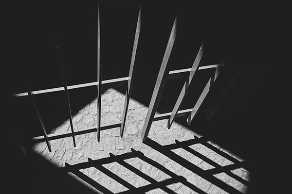 Justicia de Sudáfrica dicta unos 11,000 años de prisión a nueve personas
